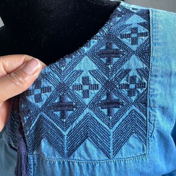 Old Navy Embroidered Short Sleeve Shift Dress - Picture 2 of 13